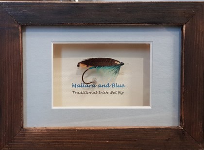 Sztuczna mucha wędkarska w drewnianej ramce hak łososiowy prezent upominek Mallard and blue Irish Wet Fly